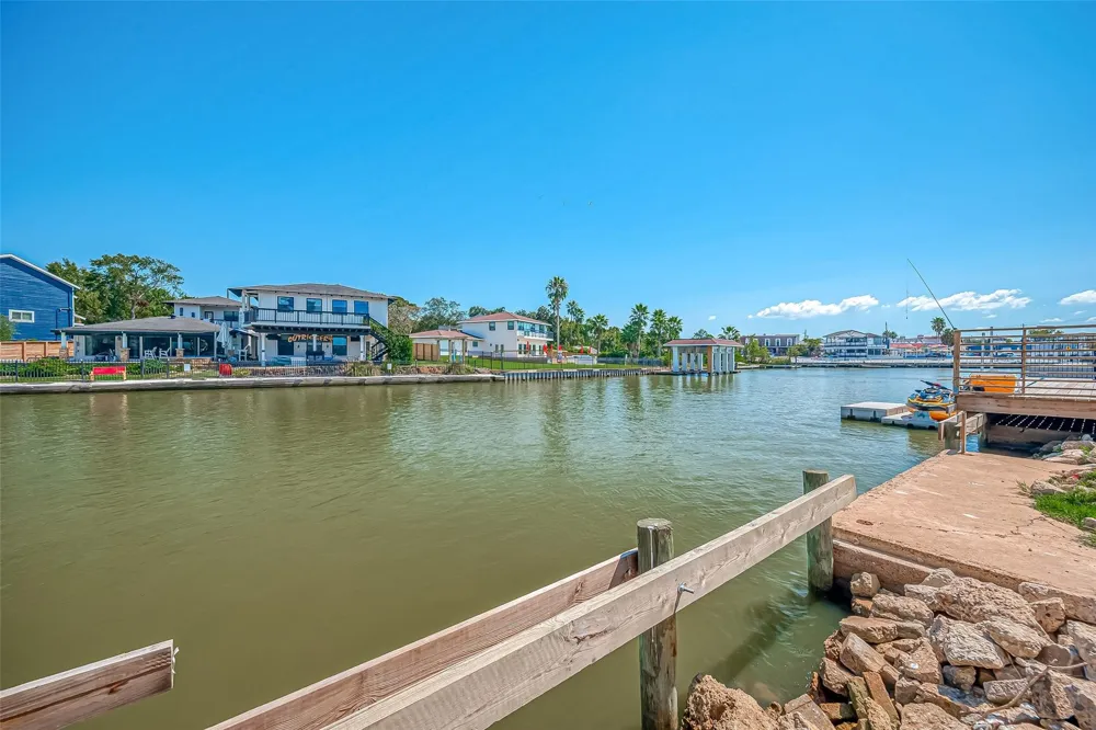 30 Commander Runco Lane Seabrook, TX 77586
