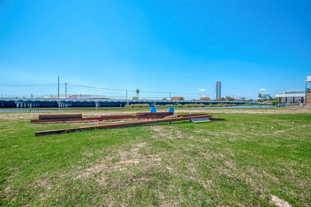 30 Commander Runco Lane Seabrook, TX 77586