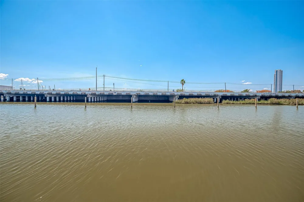 30 Commander Runco Lane Seabrook, TX 77586