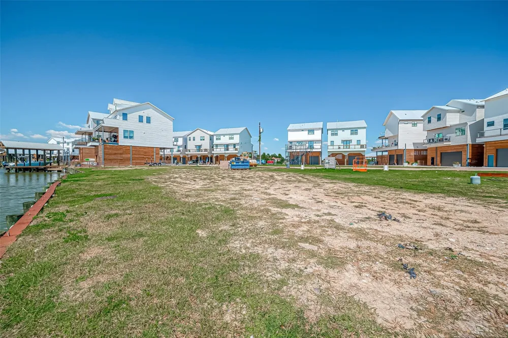 30 Commander Runco Lane Seabrook, TX 77586