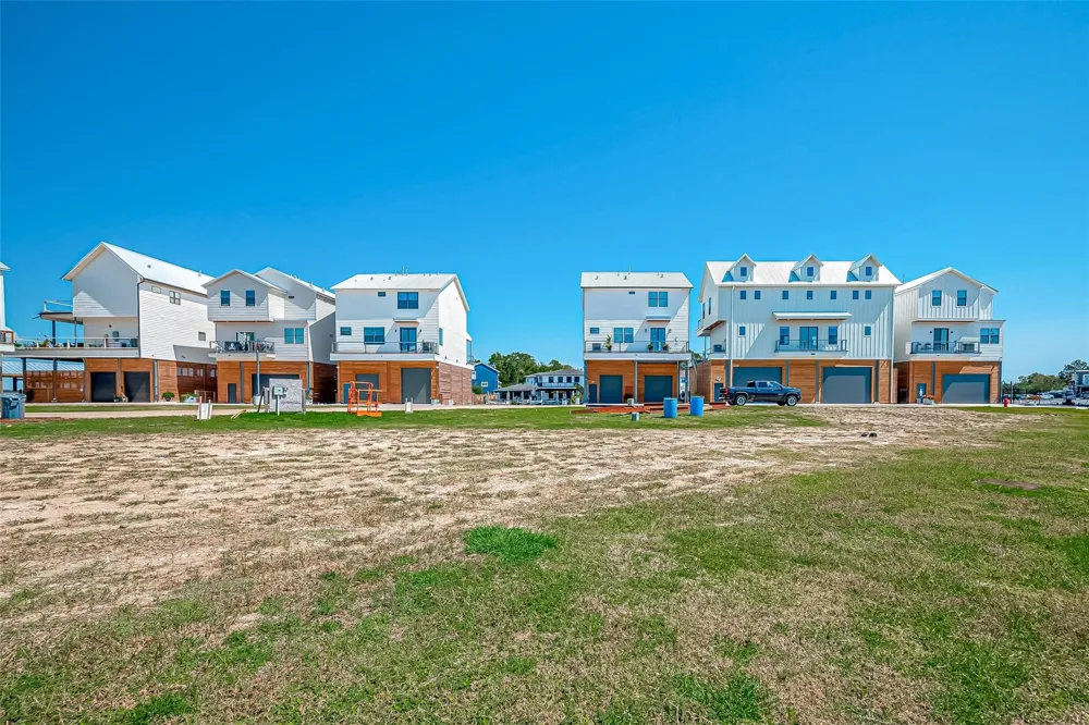30 Commander Runco Lane Seabrook, TX 77586