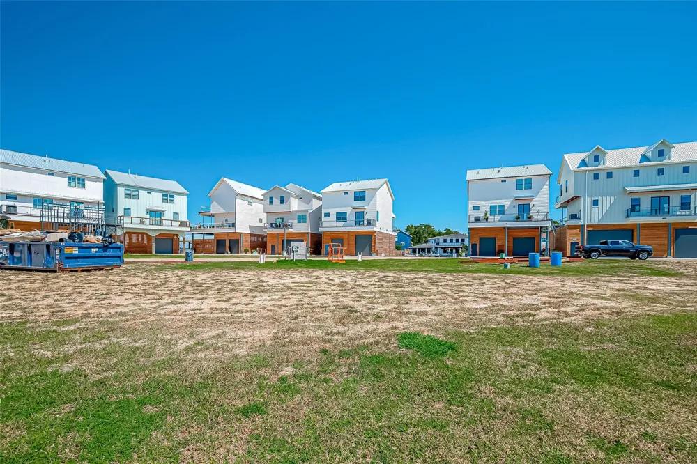 30 Commander Runco Lane Seabrook, TX 77586