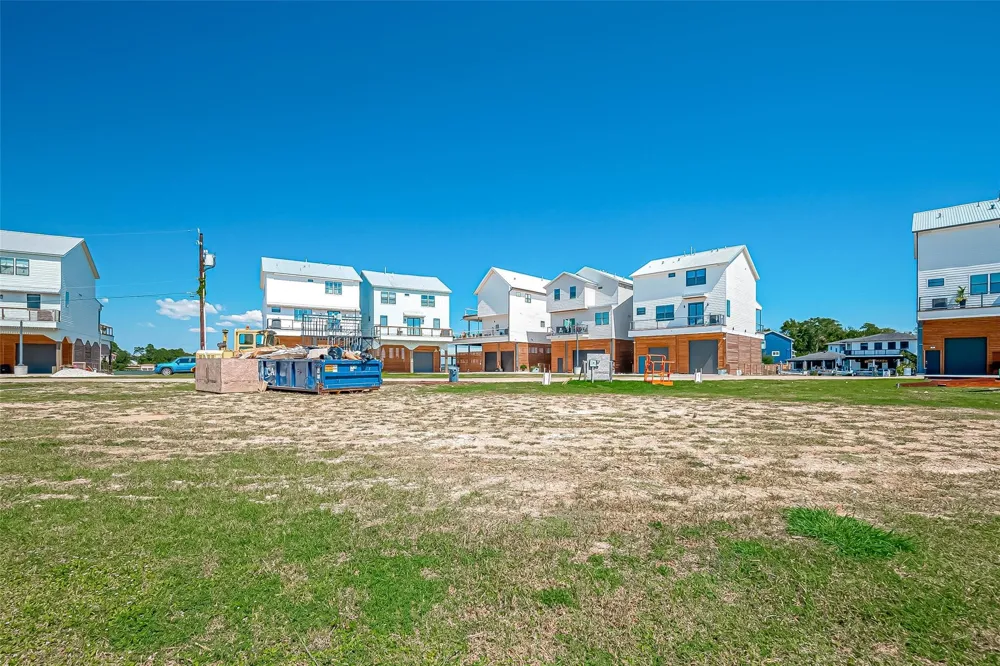 30 Commander Runco Lane Seabrook, TX 77586