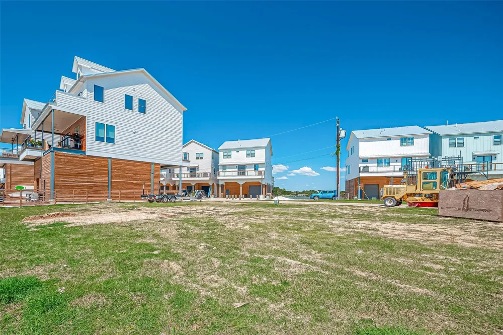 30 Commander Runco Lane Seabrook, TX 77586