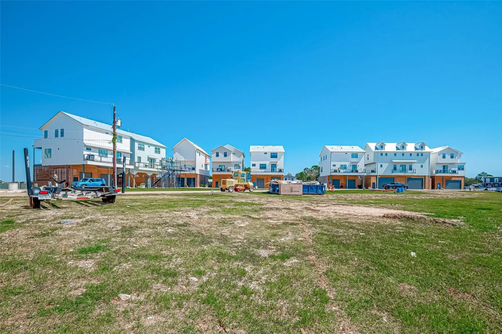 30 Commander Runco Lane Seabrook, TX 77586
