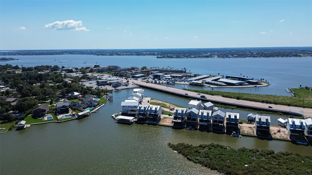 30 Commander Runco Lane Seabrook, TX 77586