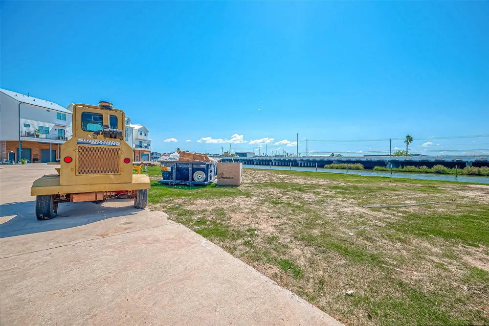 30 Commander Runco Lane Seabrook, TX 77586