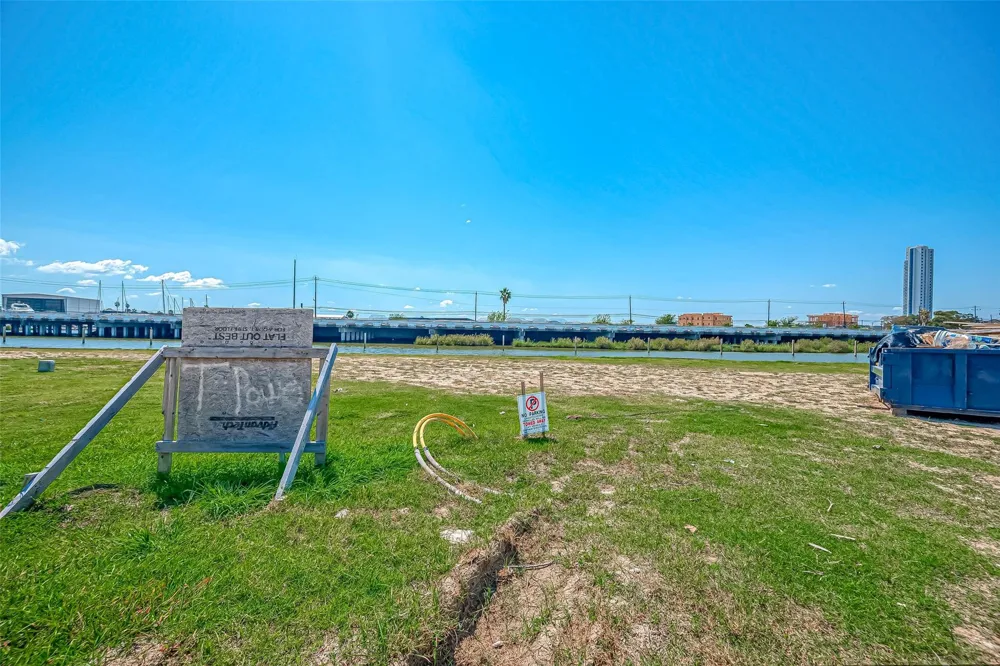 30 Commander Runco Lane Seabrook, TX 77586