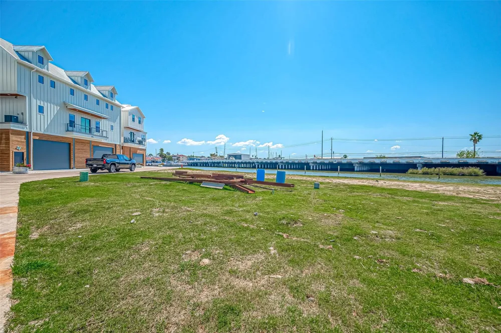 30 Commander Runco Lane Seabrook, TX 77586
