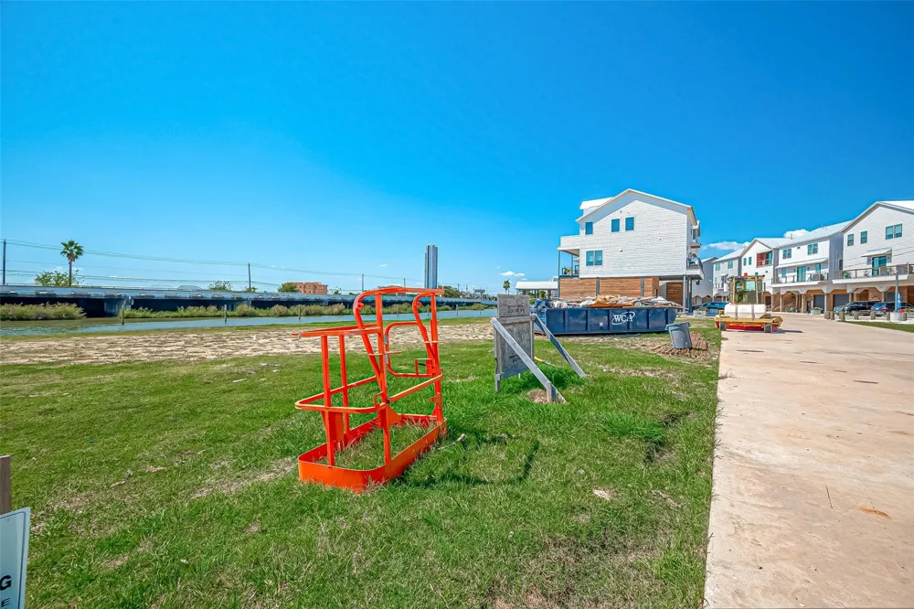 30 Commander Runco Lane Seabrook, TX 77586