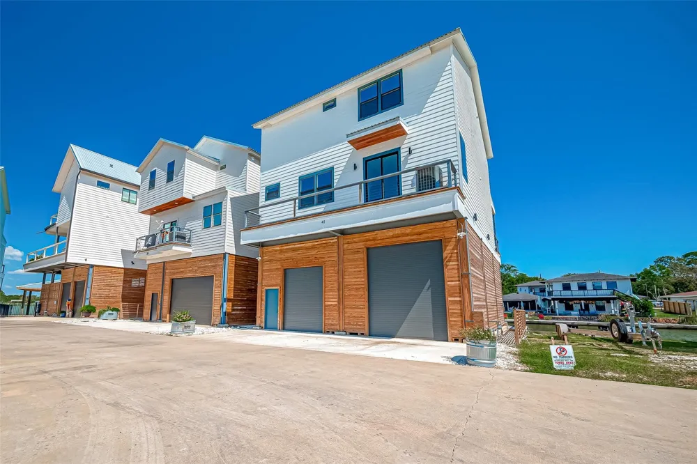 30 Commander Runco Lane Seabrook, TX 77586