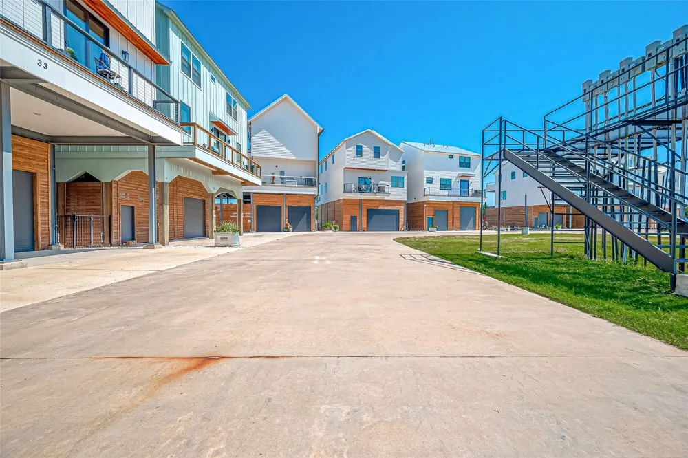 30 Commander Runco Lane Seabrook, TX 77586