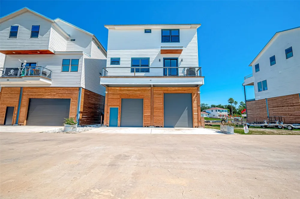 30 Commander Runco Lane Seabrook, TX 77586