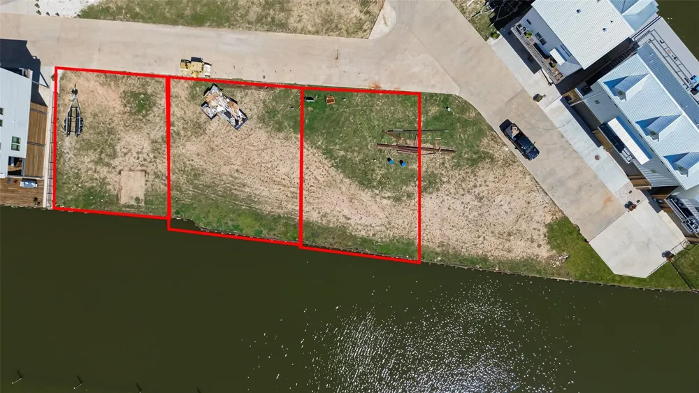 30 Commander Runco Lane Seabrook, TX 77586