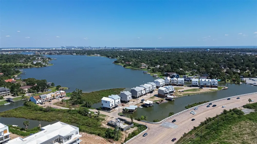30 Commander Runco Lane Seabrook, TX 77586