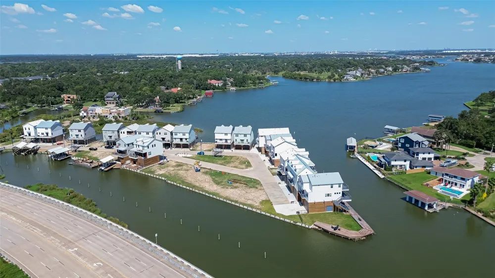 30 Commander Runco Lane Seabrook, TX 77586