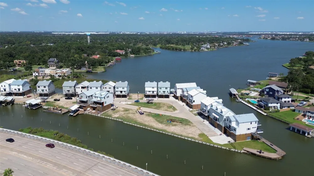 30 Commander Runco Lane Seabrook, TX 77586