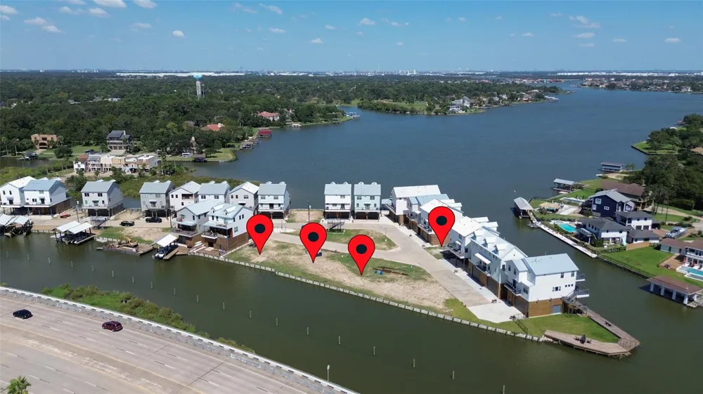 30 Commander Runco Lane Seabrook, TX 77586