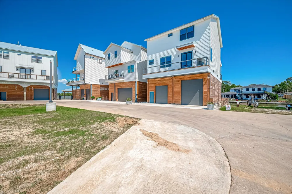 30 Commander Runco Lane Seabrook, TX 77586
