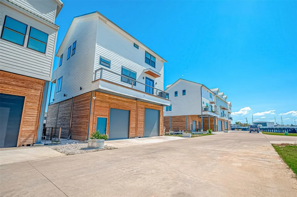 30 Commander Runco Lane Seabrook, TX 77586