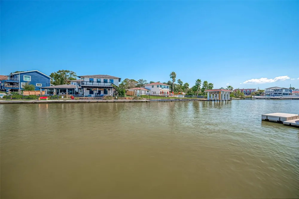30 Commander Runco Lane Seabrook, TX 77586