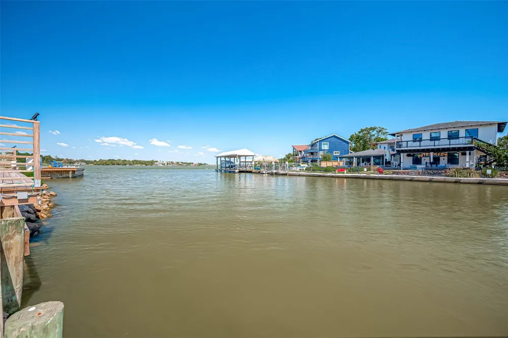 30 Commander Runco Lane Seabrook, TX 77586