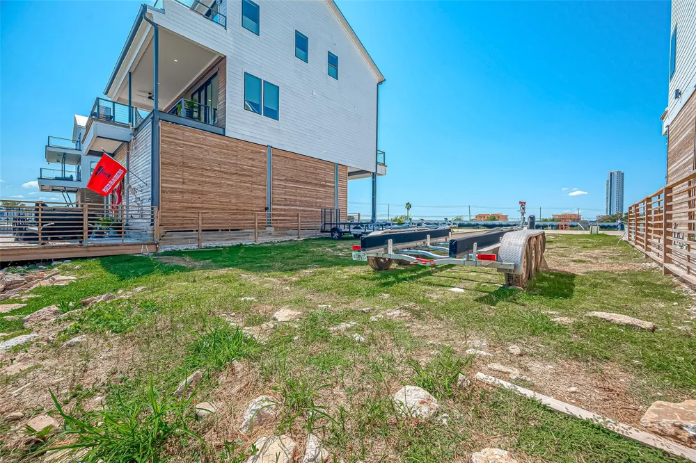 30 Commander Runco Lane Seabrook, TX 77586