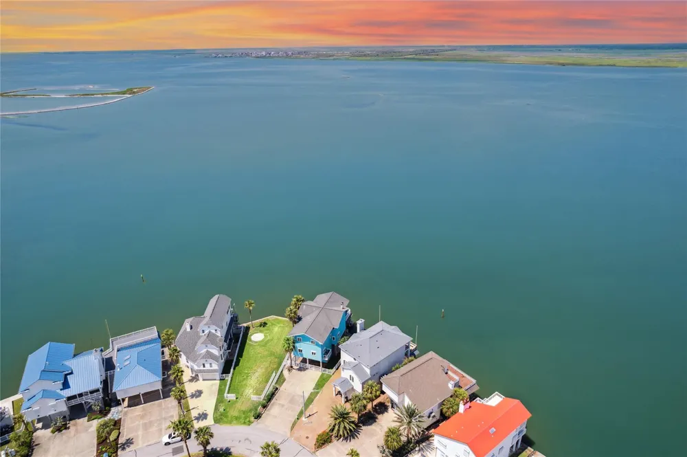 139 Isles End Road Tiki Island, TX 77554