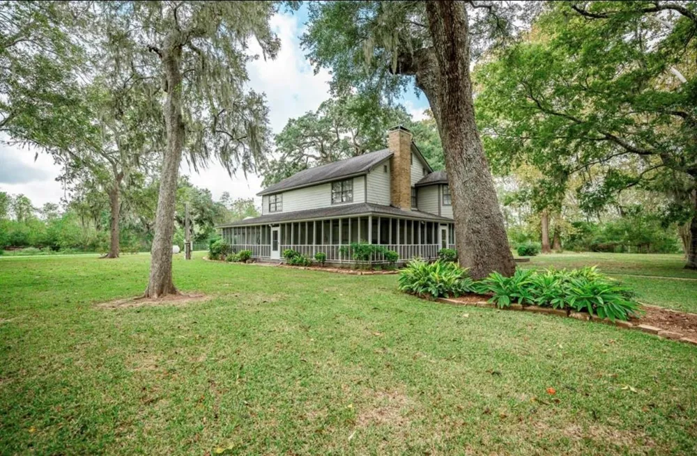 464 River Road Angleton, TX 77515