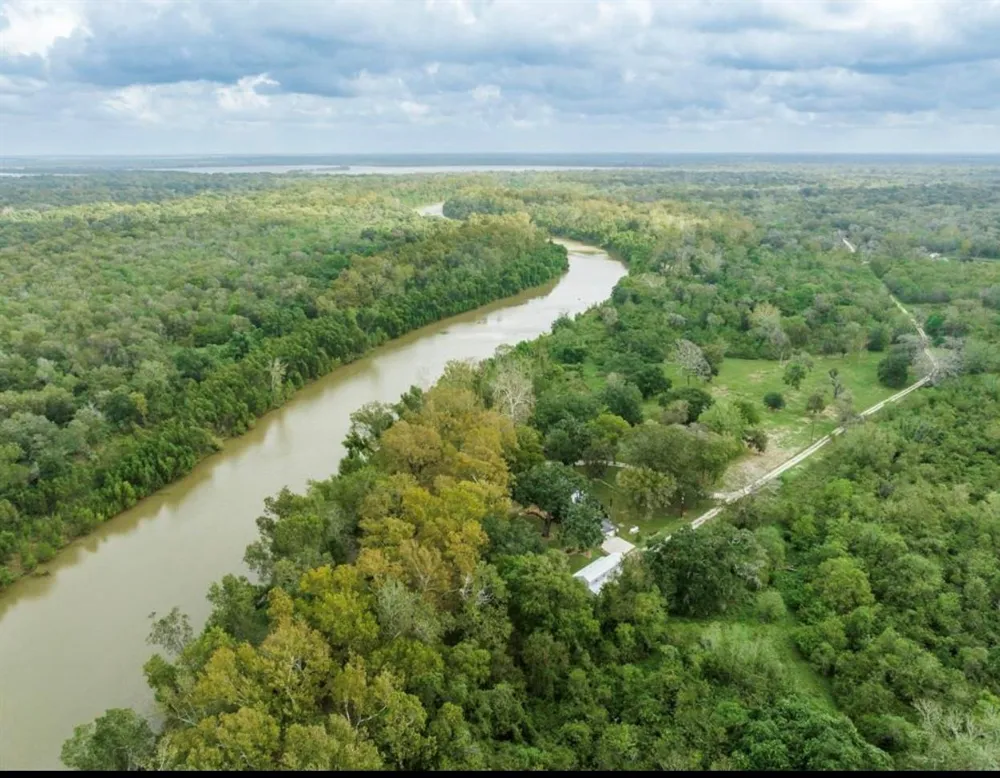 464 River Road Angleton, TX 77515