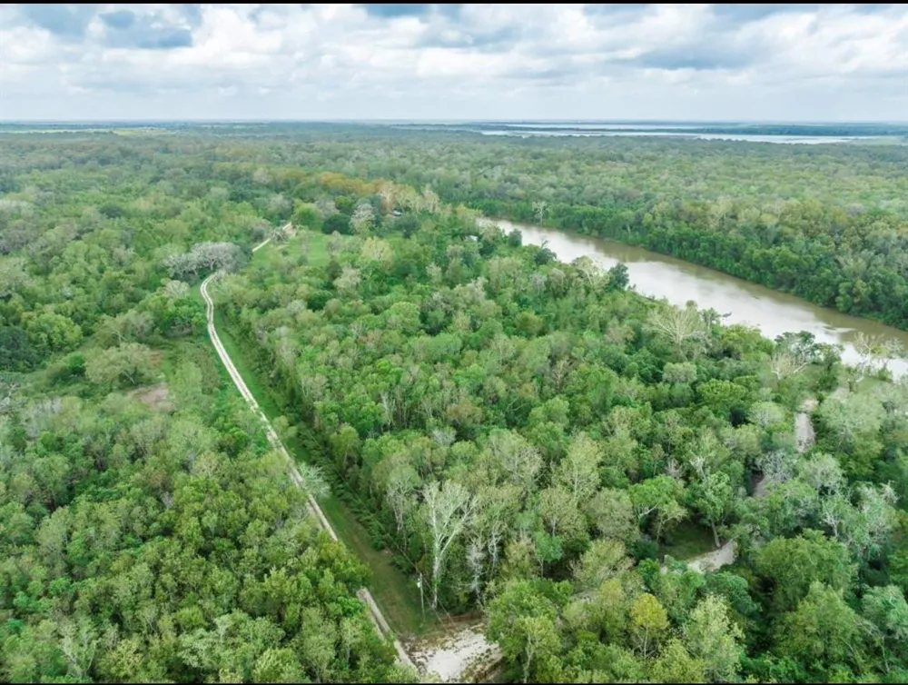 464 River Road Angleton, TX 77515