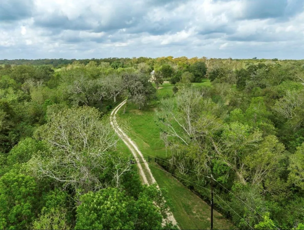 464 River Road Angleton, TX 77515