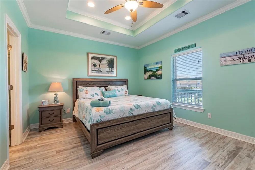 987 Surf Crystal Beach, TX 77650