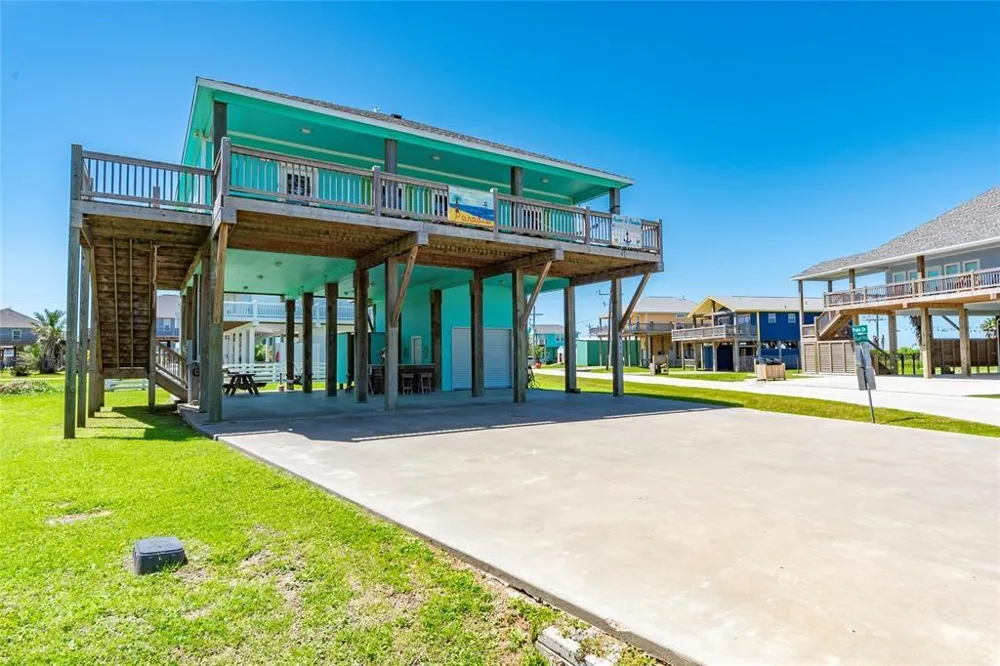 987 Surf Crystal Beach, TX 77650