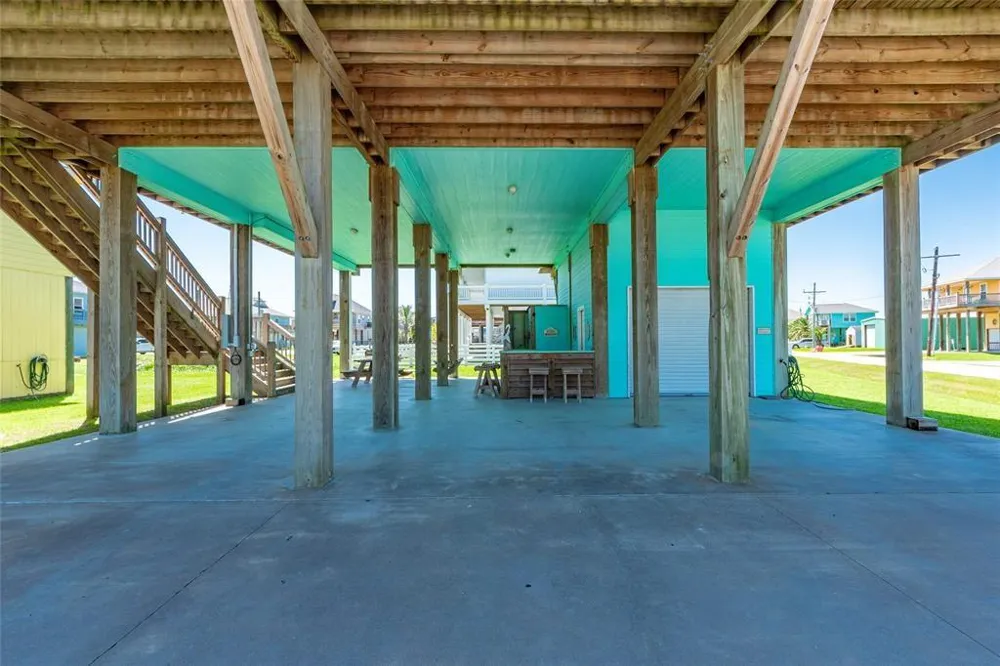 987 Surf Crystal Beach, TX 77650