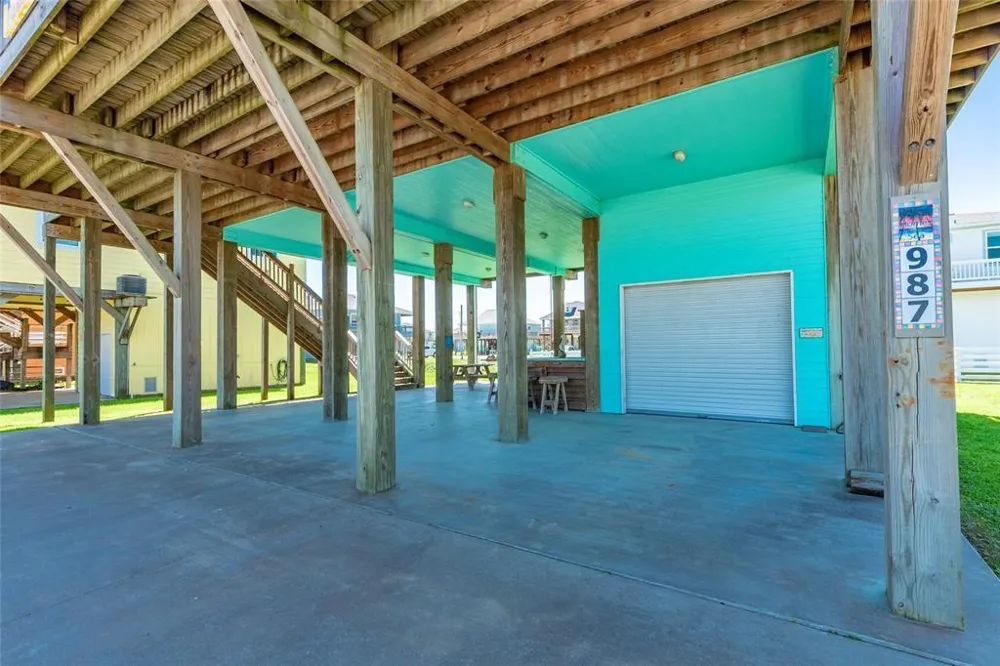 987 Surf Crystal Beach, TX 77650