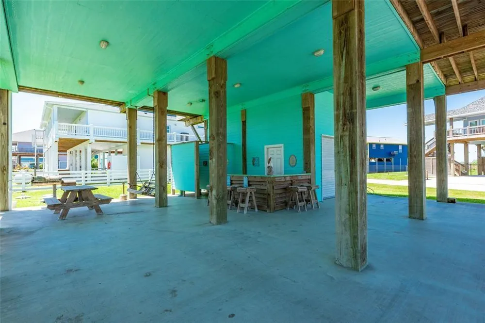 987 Surf Crystal Beach, TX 77650