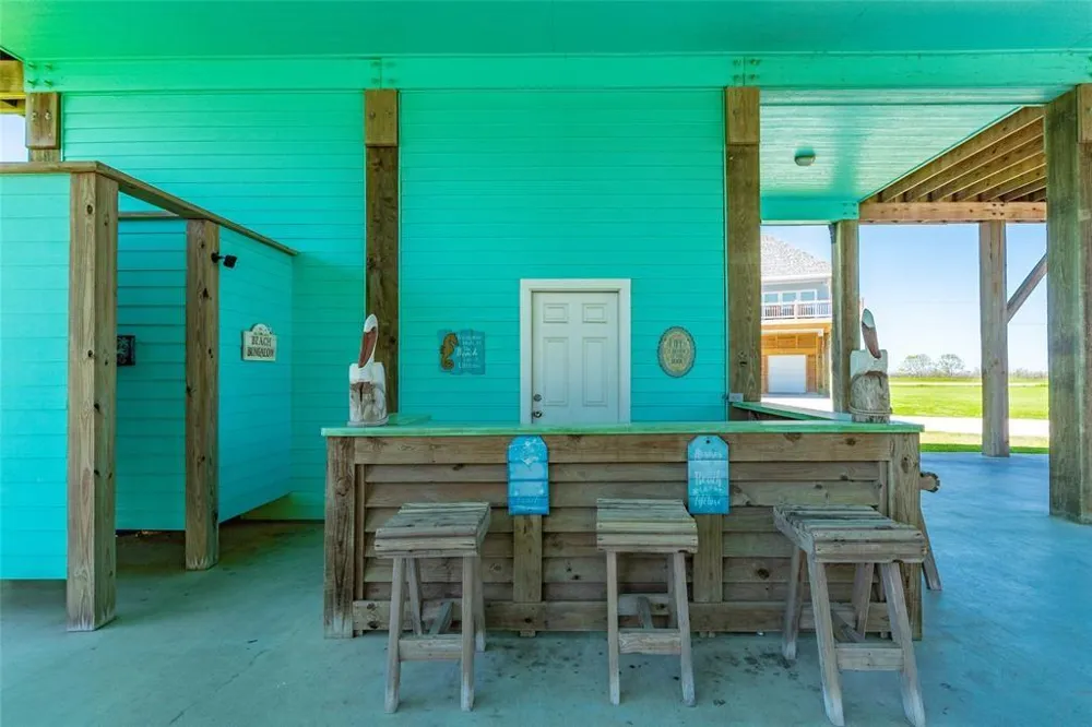987 Surf Crystal Beach, TX 77650