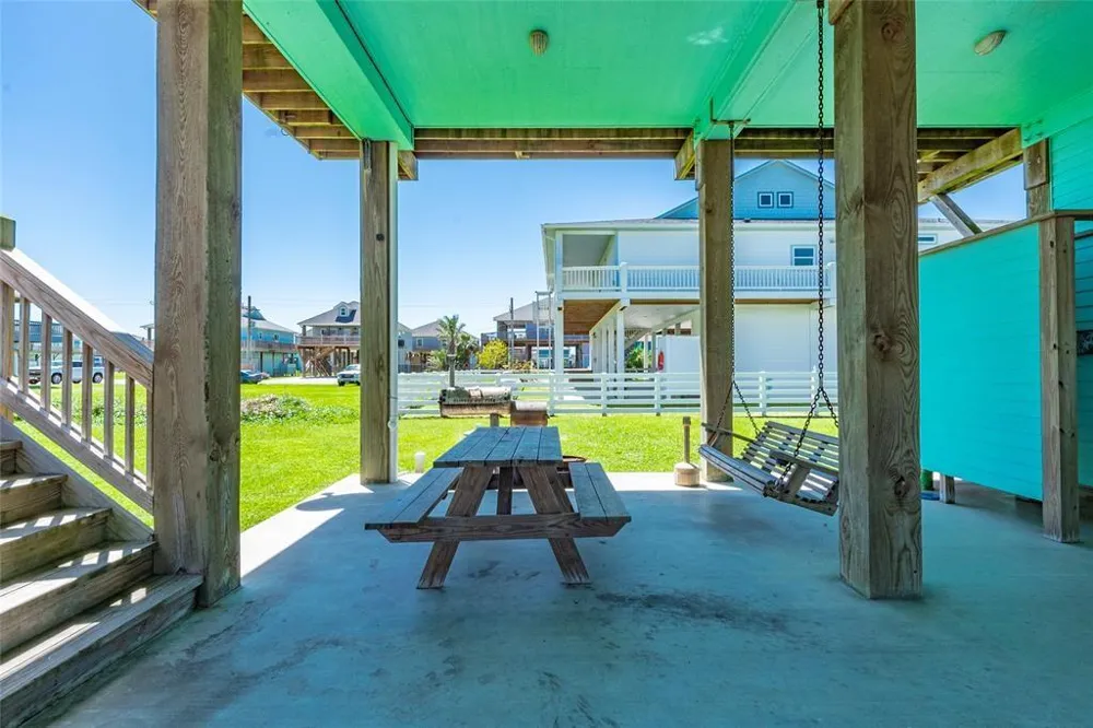987 Surf Crystal Beach, TX 77650