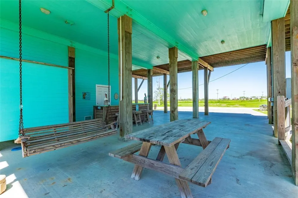 987 Surf Crystal Beach, TX 77650