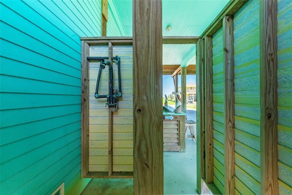 987 Surf Crystal Beach, TX 77650