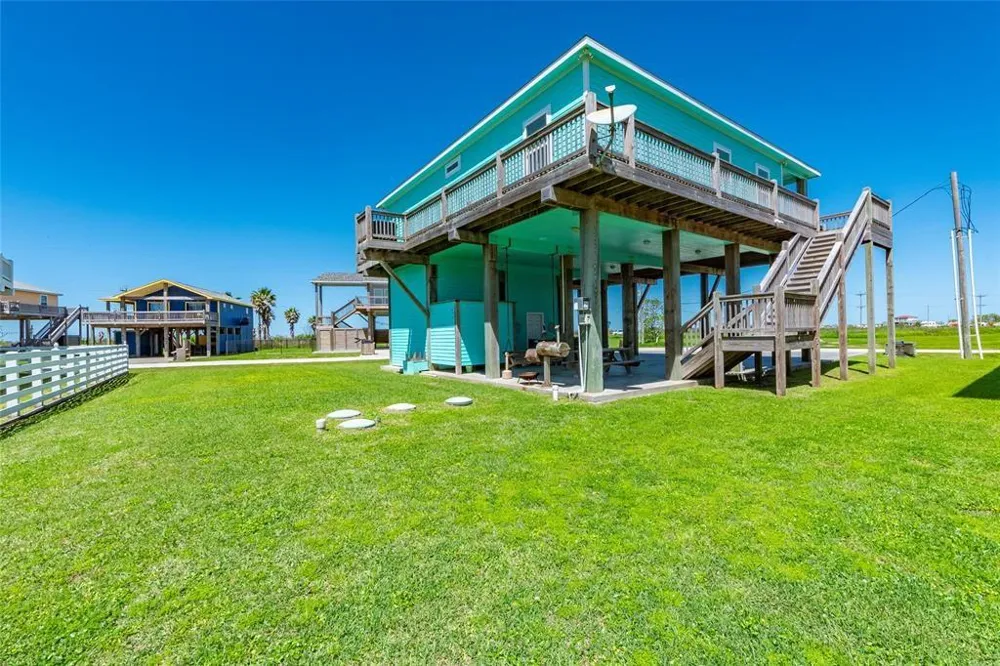 987 Surf Crystal Beach, TX 77650