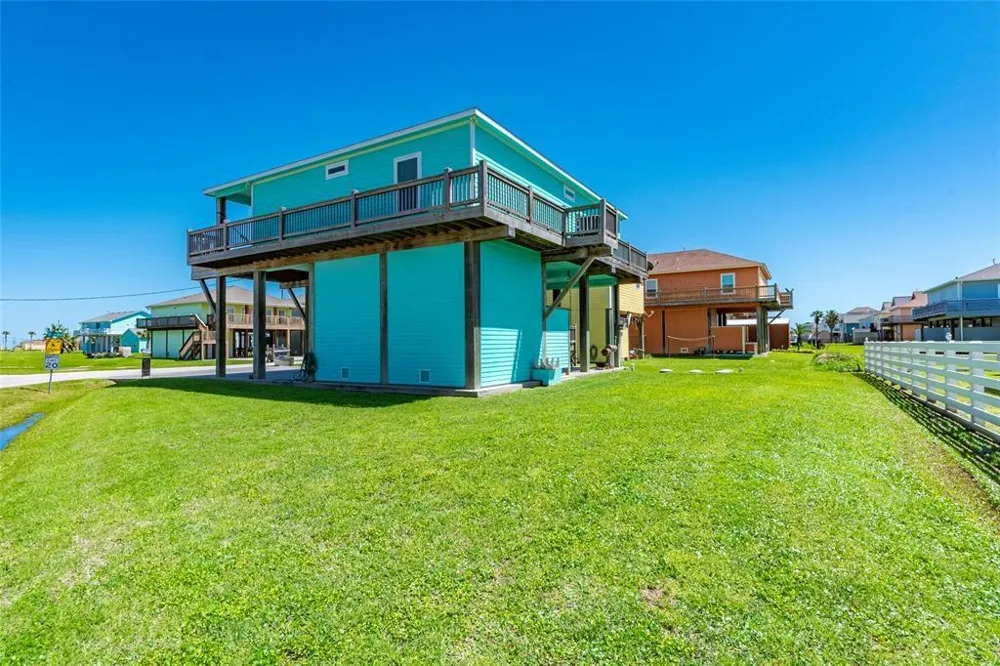 987 Surf Crystal Beach, TX 77650