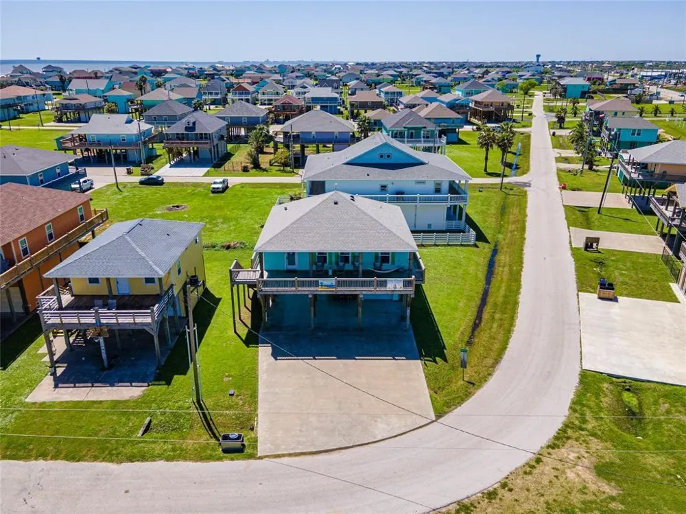 987 Surf Crystal Beach, TX 77650