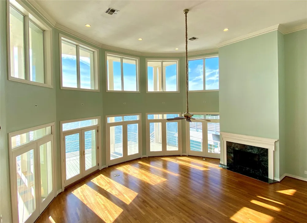 919 Long Reach Drive Tiki Island, TX 77554