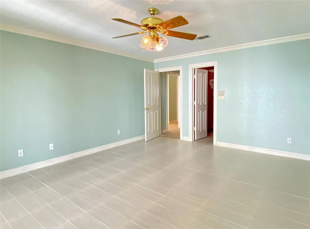 919 Long Reach Drive Tiki Island, TX 77554