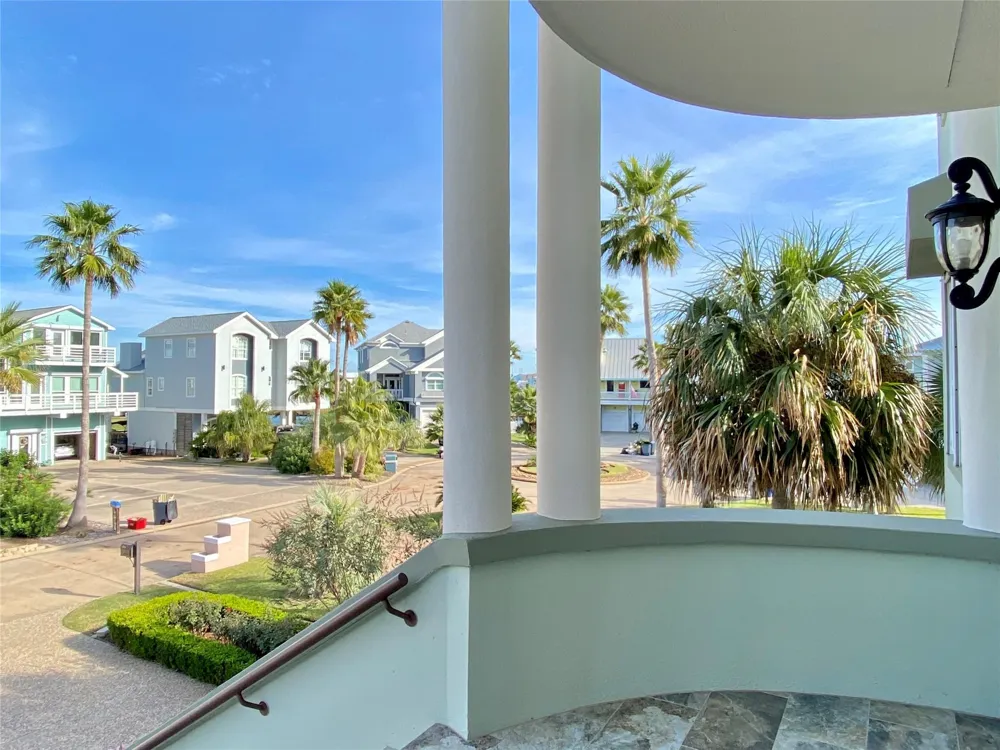 919 Long Reach Drive Tiki Island, TX 77554