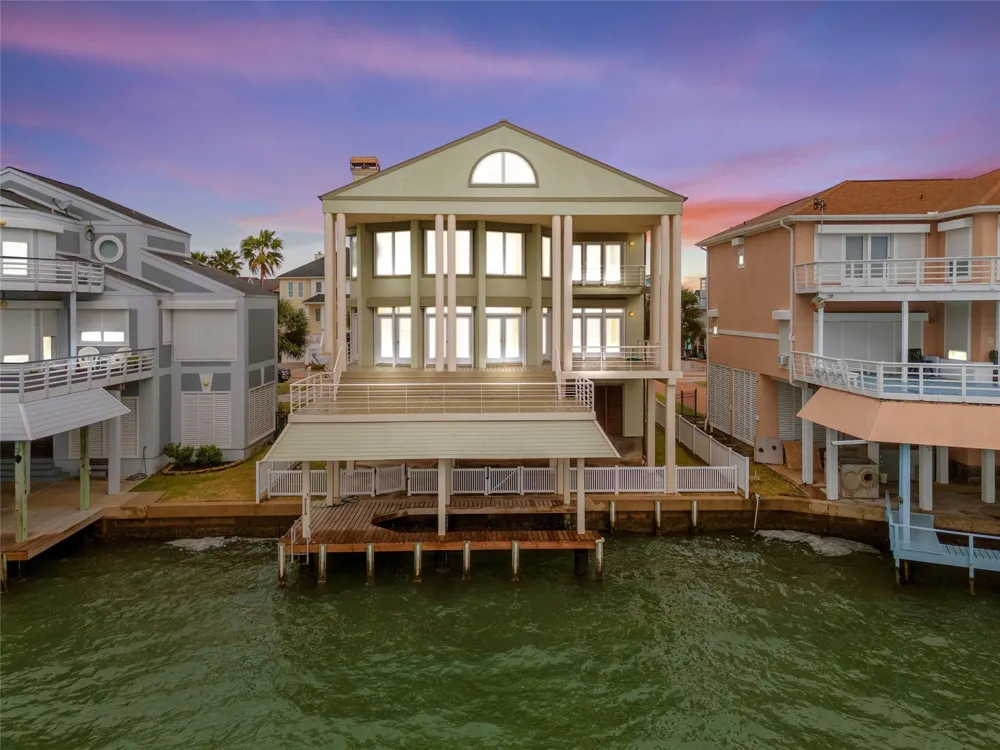 919 Long Reach Drive Tiki Island, TX 77554