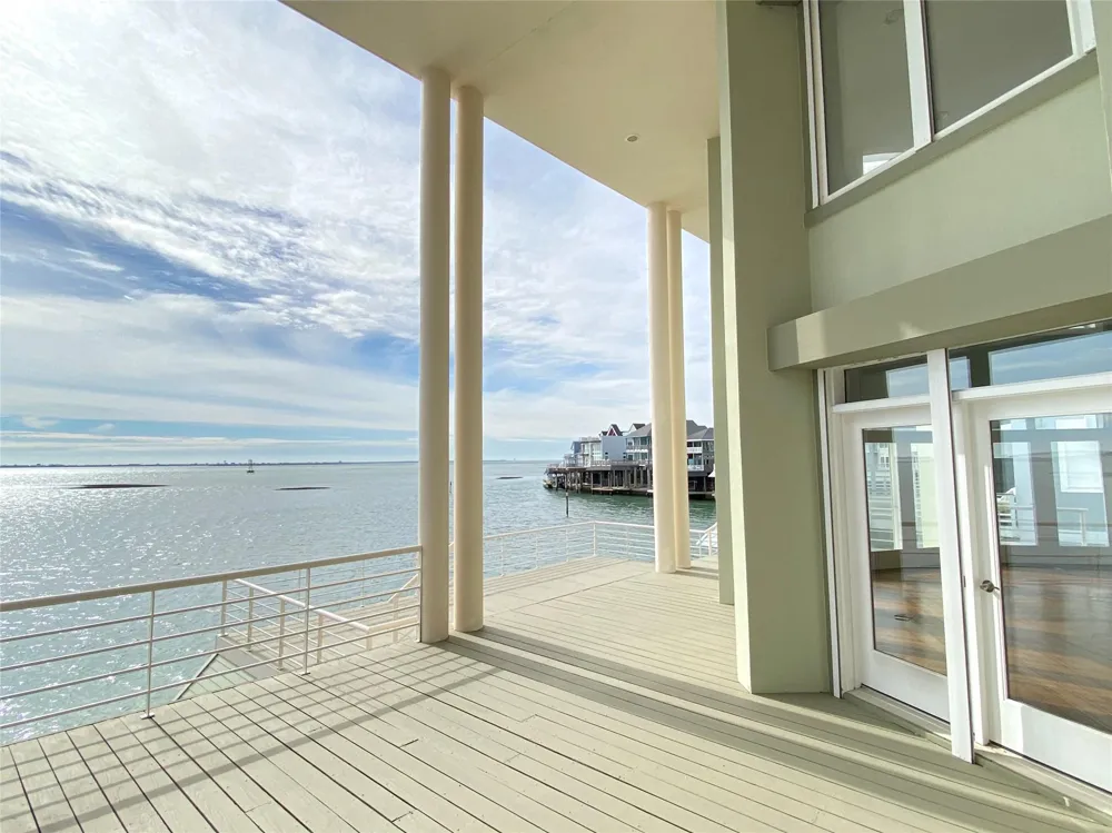919 Long Reach Drive Tiki Island, TX 77554