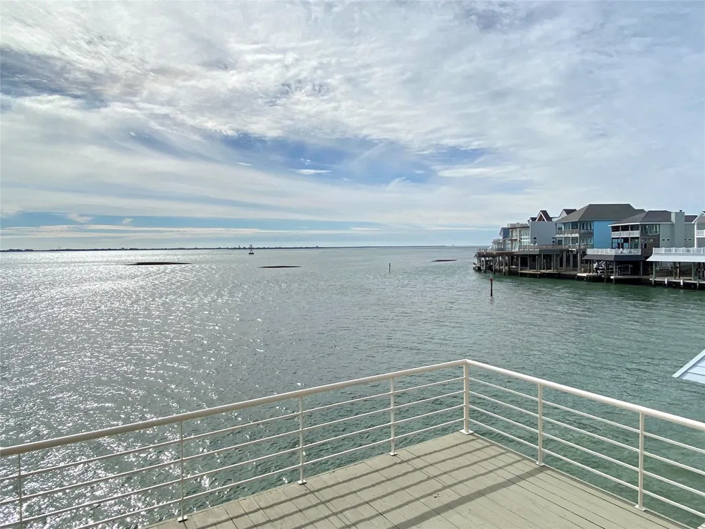 919 Long Reach Drive Tiki Island, TX 77554